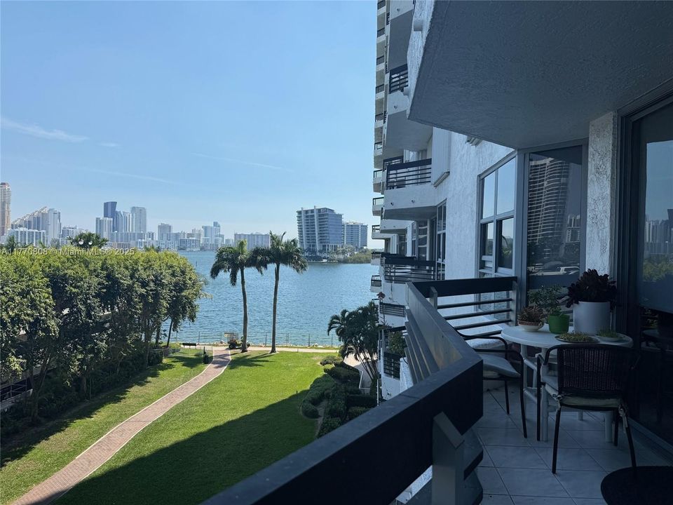 Recently Sold: $399,000 (2 beds, 2 baths, 1181 Square Feet)