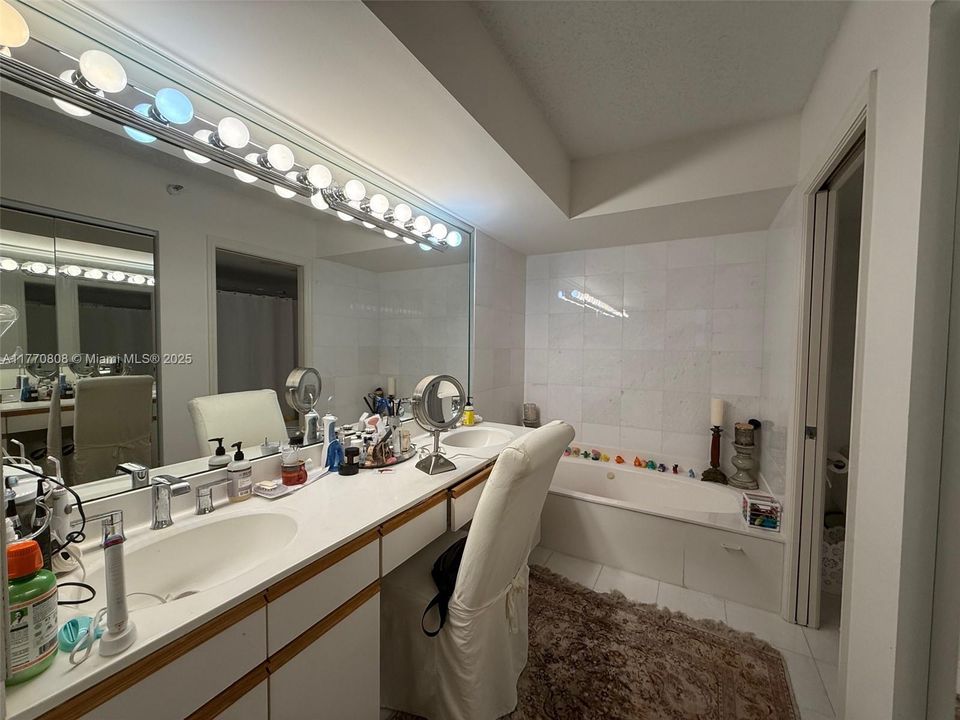 Recently Sold: $399,000 (2 beds, 2 baths, 1181 Square Feet)