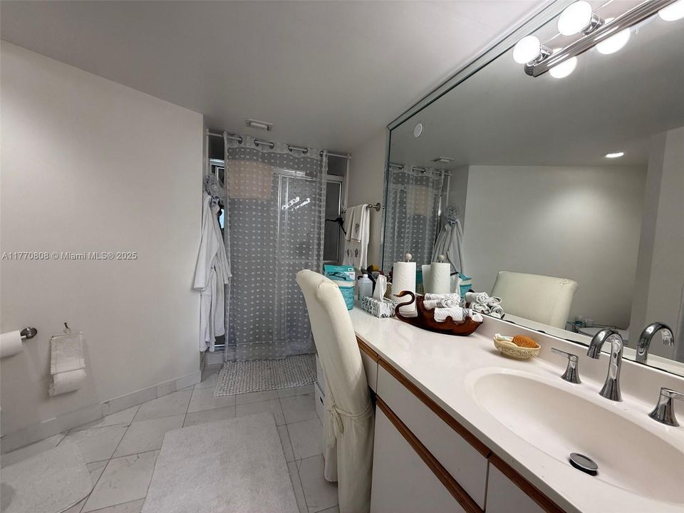 Recently Sold: $399,000 (2 beds, 2 baths, 1181 Square Feet)