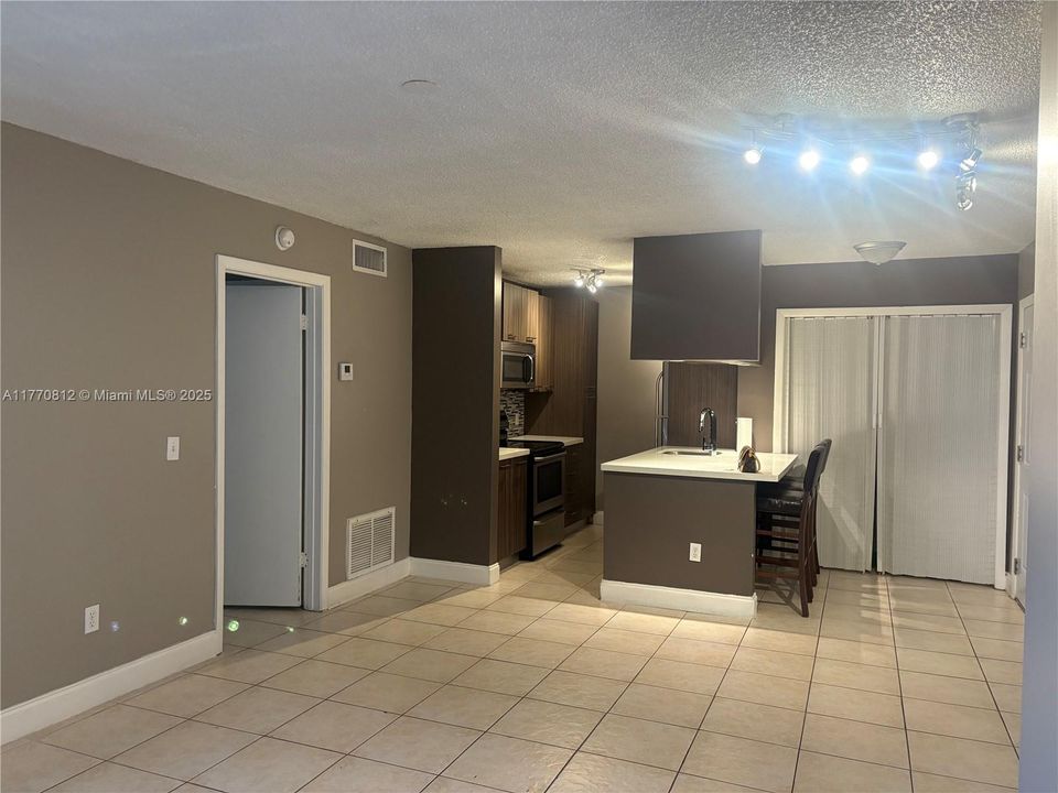 Recently Rented: $1,690 (1 beds, 1 baths, 620 Square Feet)