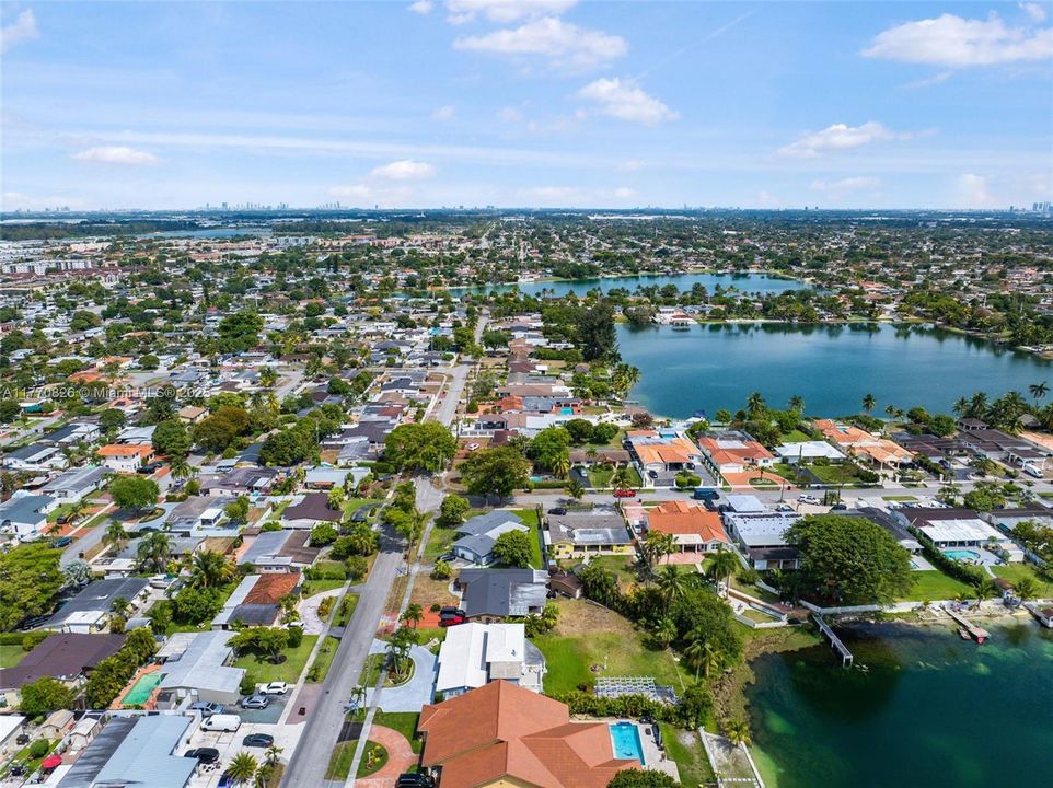 Vendido Recientemente: $879,000 (4 camas, 3 baños, 2997 Pies cuadrados)