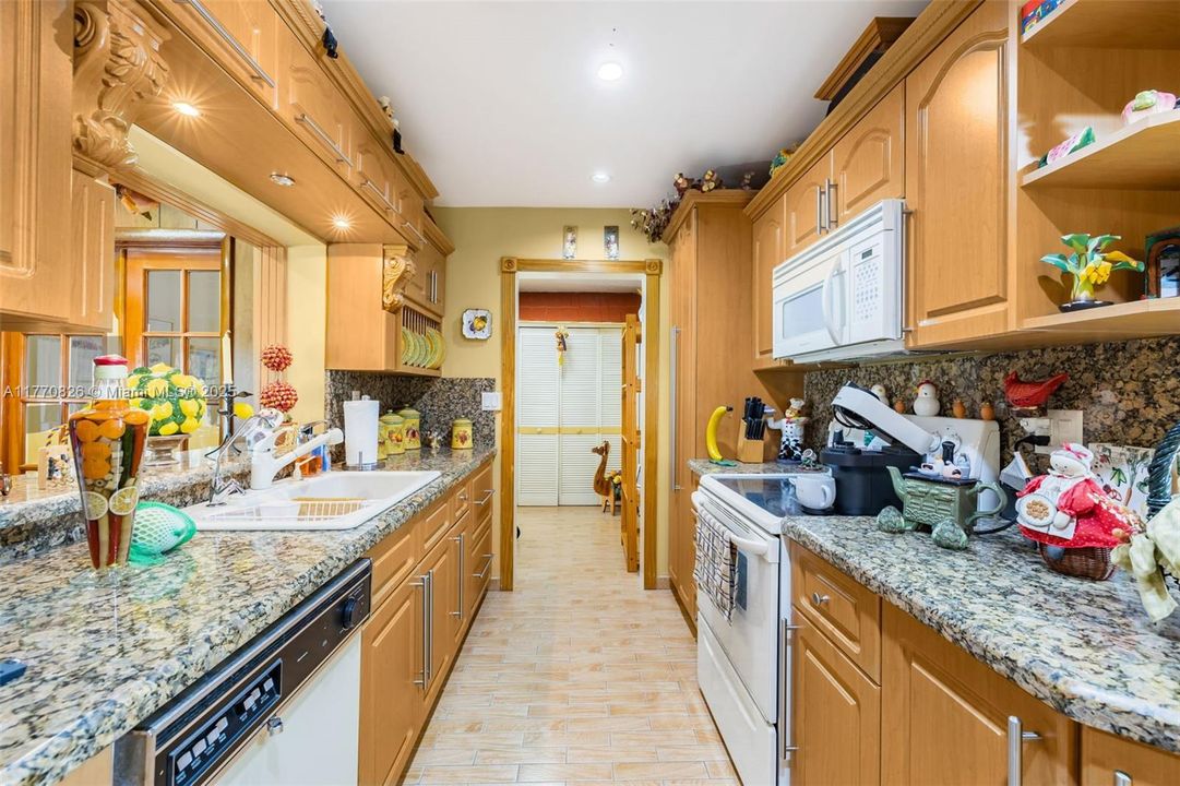 Vendido Recientemente: $879,000 (4 camas, 3 baños, 2997 Pies cuadrados)