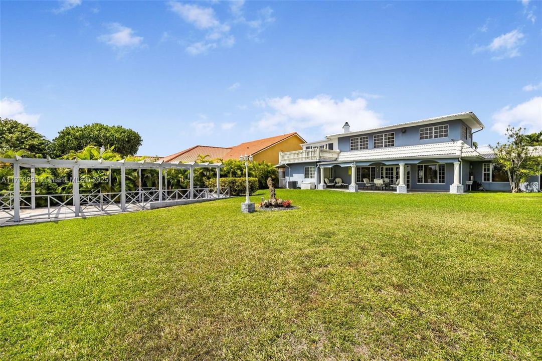 Vendido Recientemente: $879,000 (4 camas, 3 baños, 2997 Pies cuadrados)