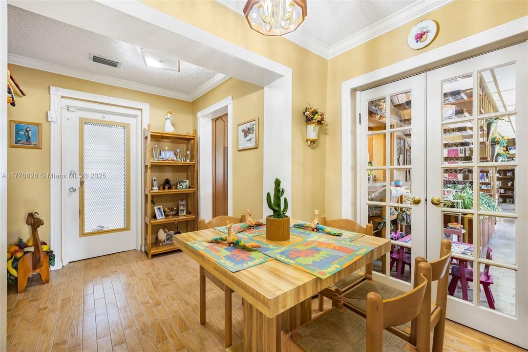 Vendido Recientemente: $879,000 (4 camas, 3 baños, 2997 Pies cuadrados)