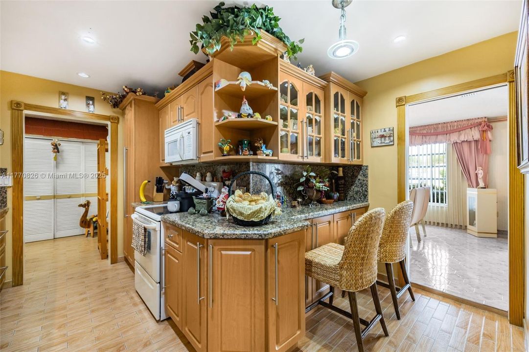 Vendido Recientemente: $879,000 (4 camas, 3 baños, 2997 Pies cuadrados)