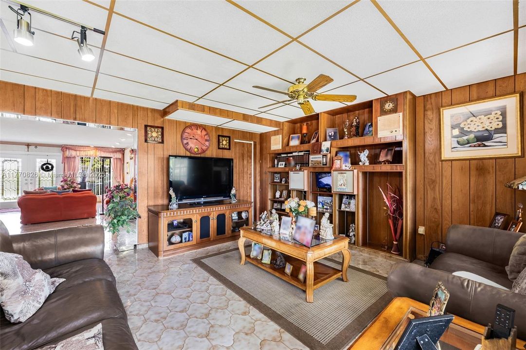 Vendido Recientemente: $879,000 (4 camas, 3 baños, 2997 Pies cuadrados)