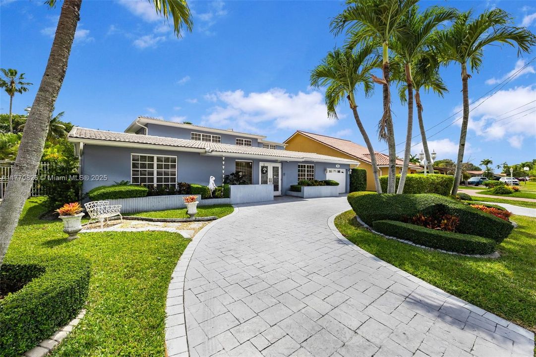 Vendido Recientemente: $879,000 (4 camas, 3 baños, 2997 Pies cuadrados)