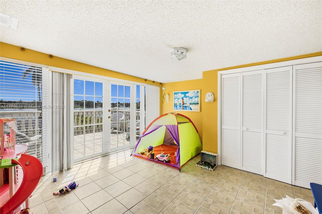 Vendido Recientemente: $879,000 (4 camas, 3 baños, 2997 Pies cuadrados)