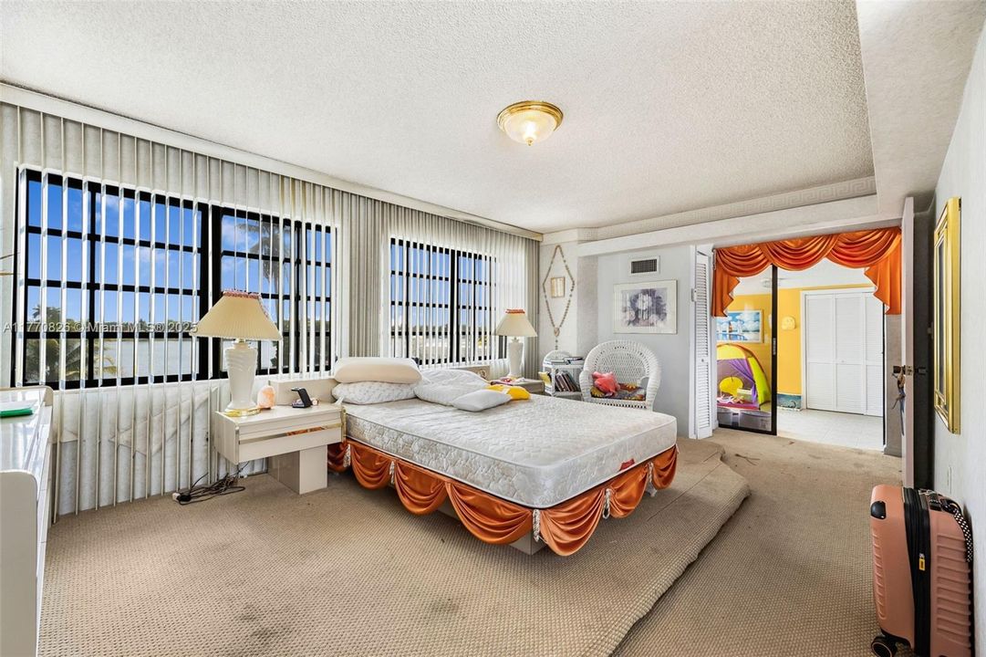 Vendido Recientemente: $879,000 (4 camas, 3 baños, 2997 Pies cuadrados)