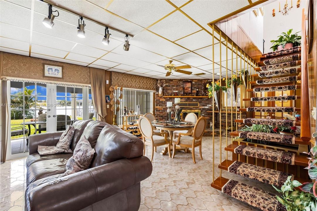 Vendido Recientemente: $879,000 (4 camas, 3 baños, 2997 Pies cuadrados)