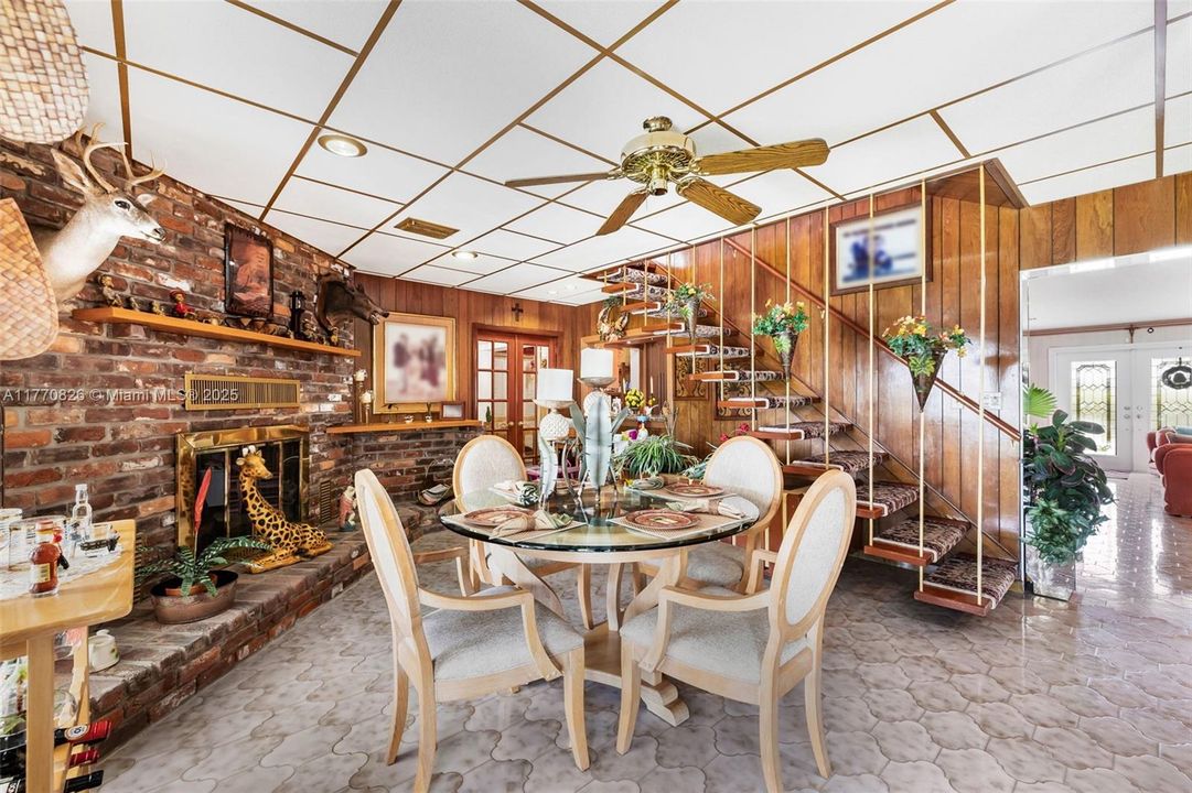 Vendido Recientemente: $879,000 (4 camas, 3 baños, 2997 Pies cuadrados)