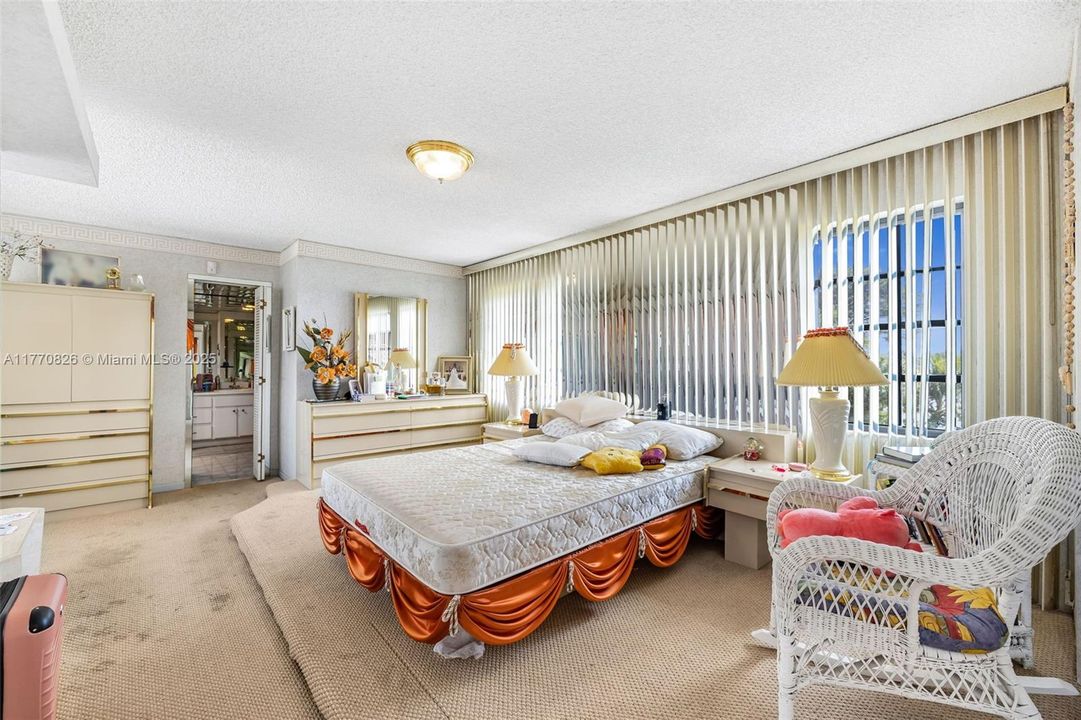 Vendido Recientemente: $879,000 (4 camas, 3 baños, 2997 Pies cuadrados)