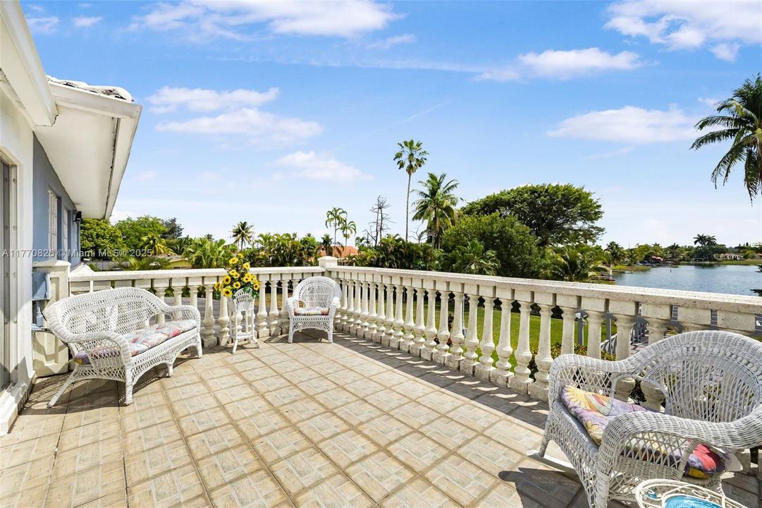 Vendido Recientemente: $879,000 (4 camas, 3 baños, 2997 Pies cuadrados)