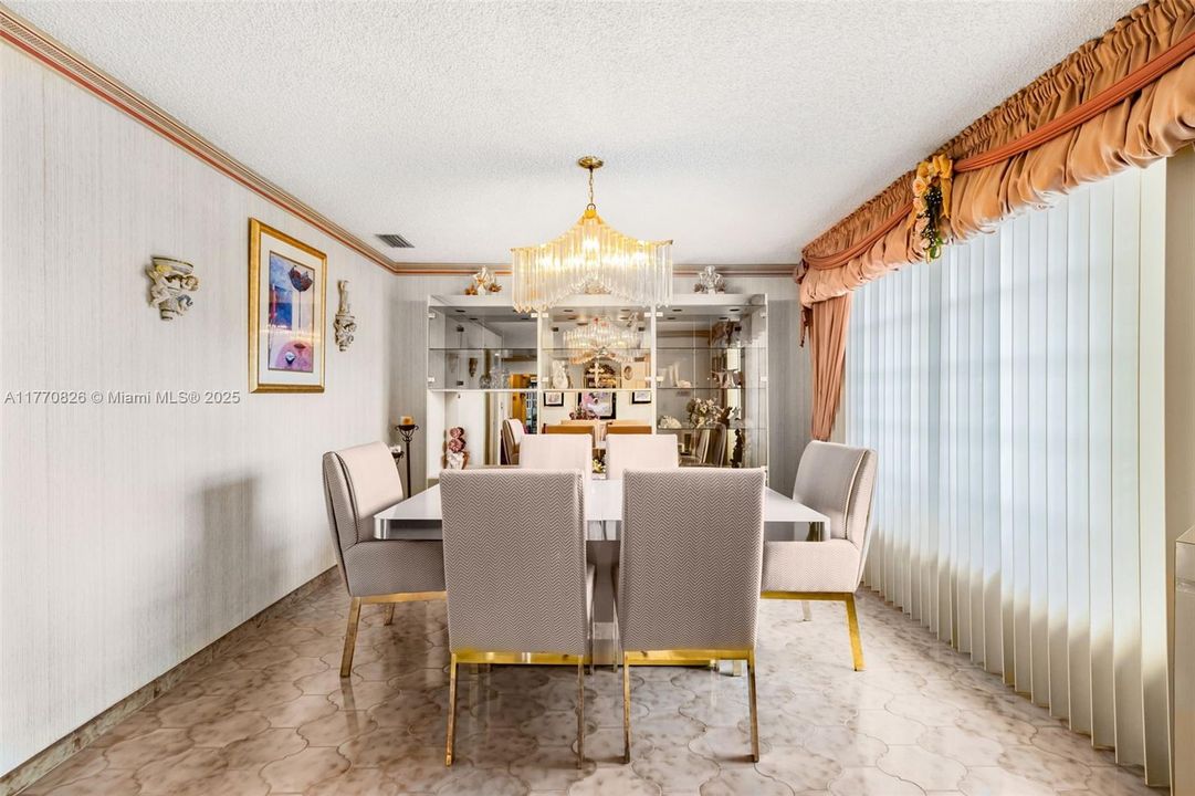 Vendido Recientemente: $879,000 (4 camas, 3 baños, 2997 Pies cuadrados)