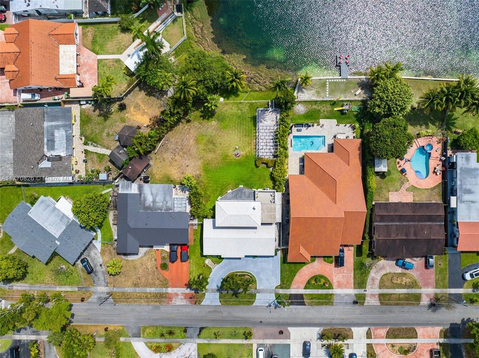 Vendido Recientemente: $879,000 (4 camas, 3 baños, 2997 Pies cuadrados)