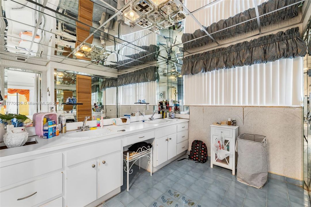 Vendido Recientemente: $879,000 (4 camas, 3 baños, 2997 Pies cuadrados)