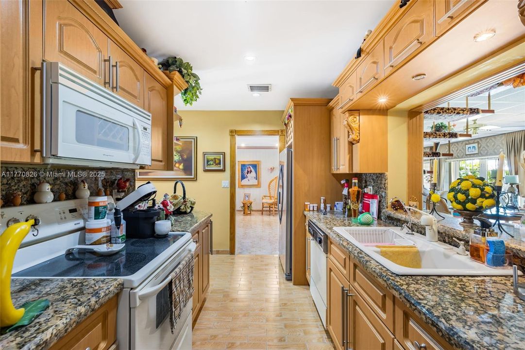 Vendido Recientemente: $879,000 (4 camas, 3 baños, 2997 Pies cuadrados)