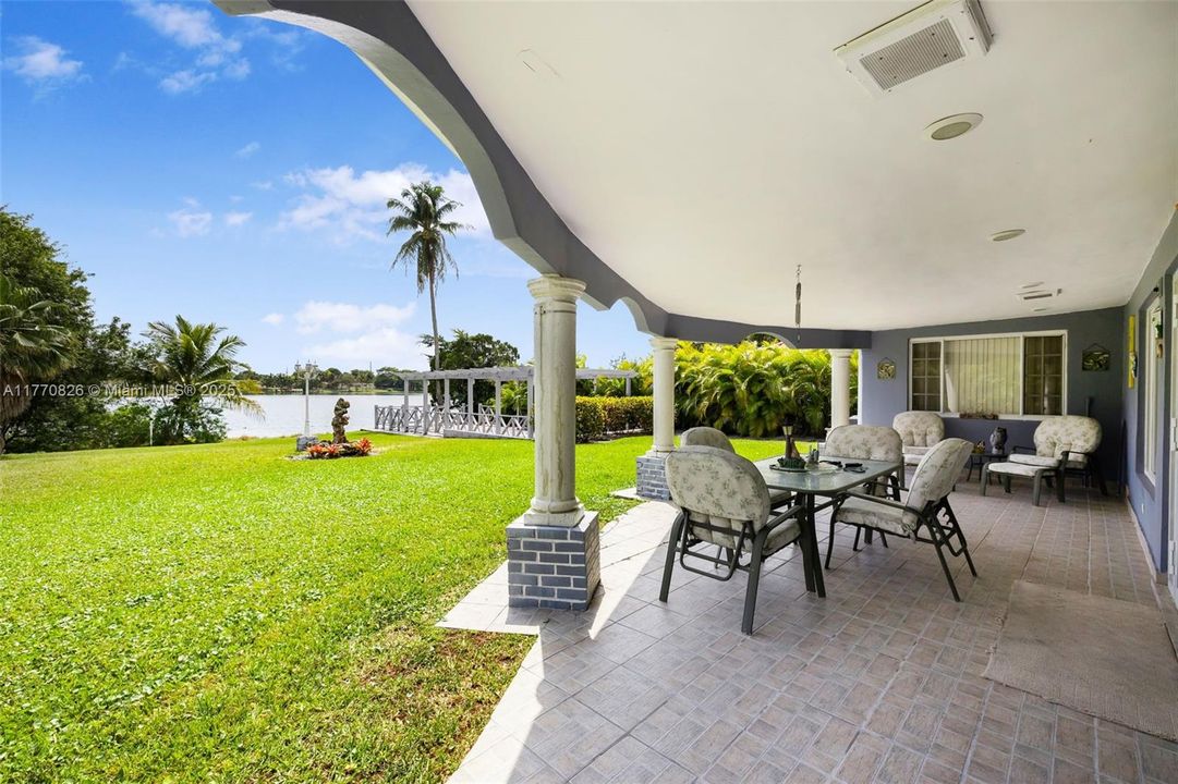 Vendido Recientemente: $879,000 (4 camas, 3 baños, 2997 Pies cuadrados)