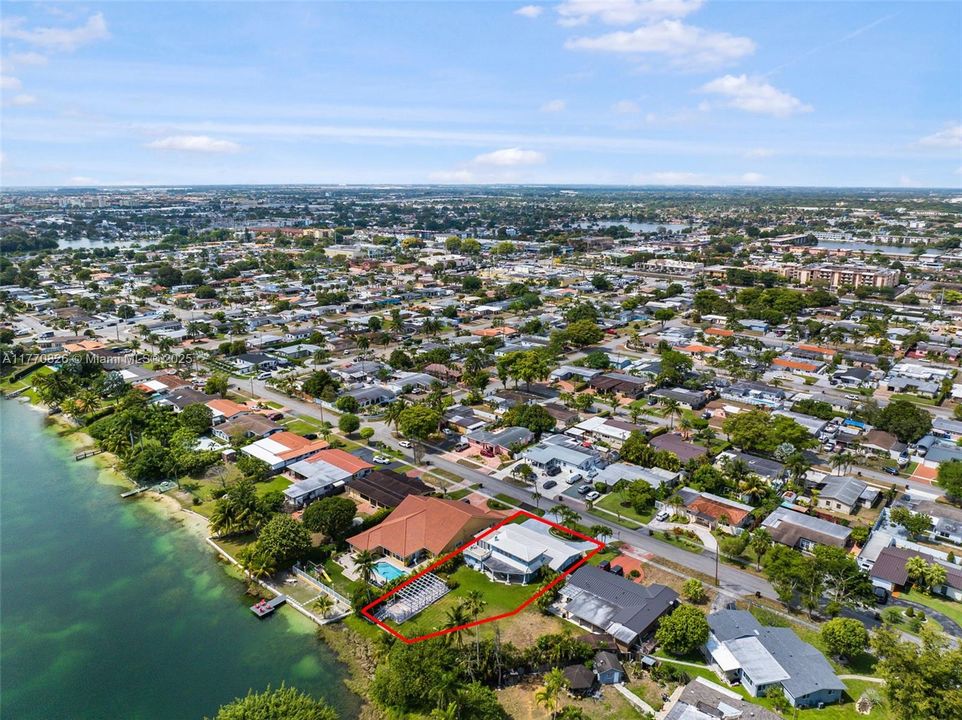 Vendido Recientemente: $879,000 (4 camas, 3 baños, 2997 Pies cuadrados)