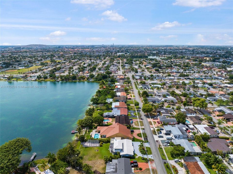 Vendido Recientemente: $879,000 (4 camas, 3 baños, 2997 Pies cuadrados)