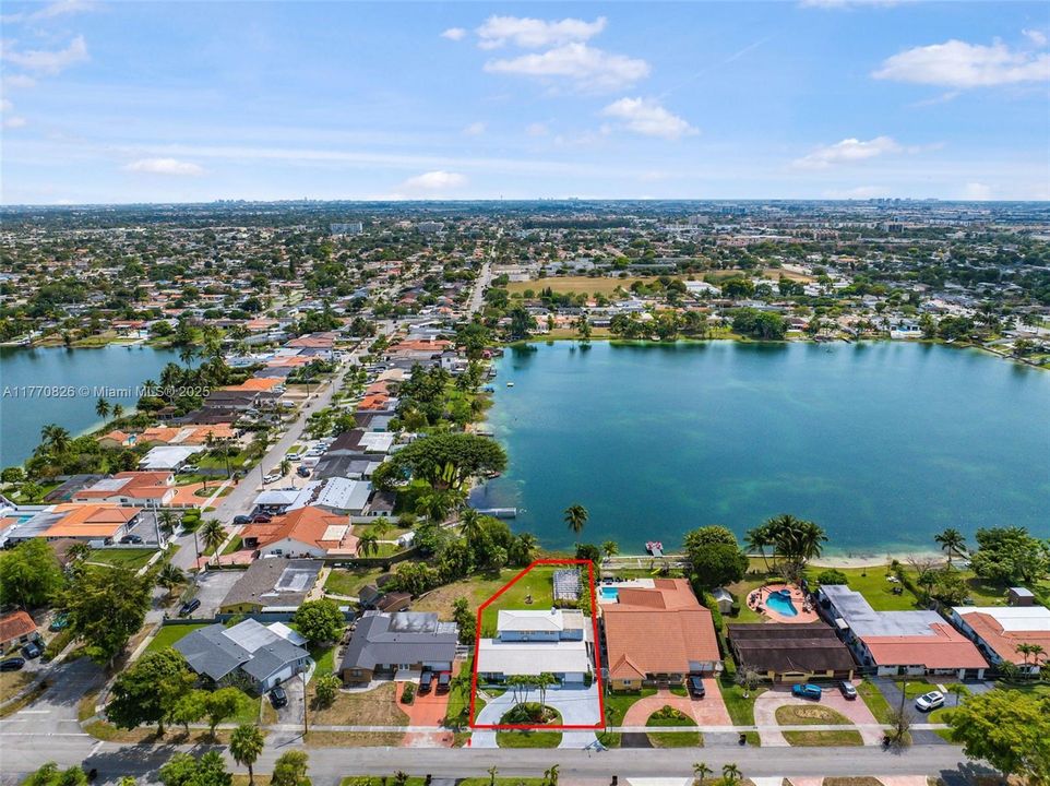 Vendido Recientemente: $879,000 (4 camas, 3 baños, 2997 Pies cuadrados)