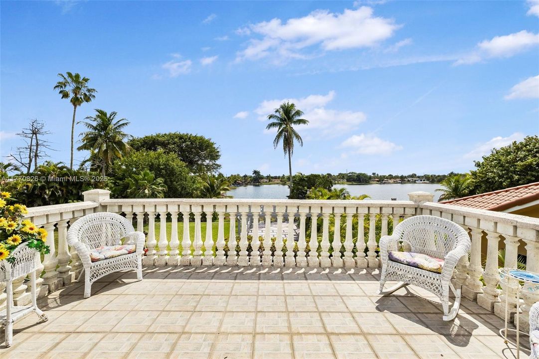 Vendido Recientemente: $879,000 (4 camas, 3 baños, 2997 Pies cuadrados)