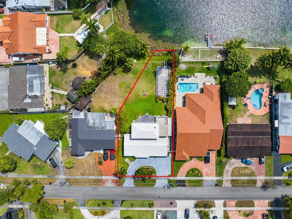 Vendido Recientemente: $879,000 (4 camas, 3 baños, 2997 Pies cuadrados)