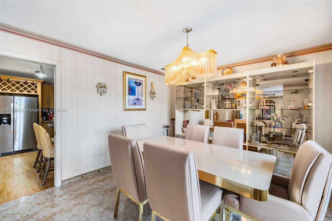 Vendido Recientemente: $879,000 (4 camas, 3 baños, 2997 Pies cuadrados)