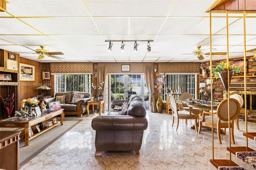 Vendido Recientemente: $879,000 (4 camas, 3 baños, 2997 Pies cuadrados)