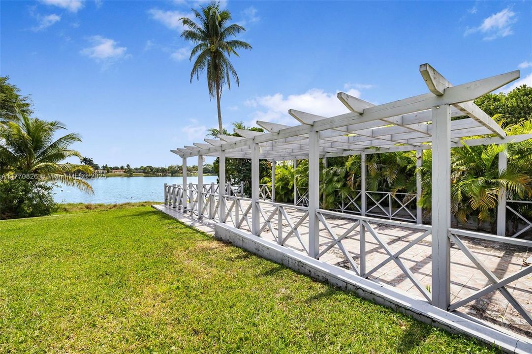 Vendido Recientemente: $879,000 (4 camas, 3 baños, 2997 Pies cuadrados)