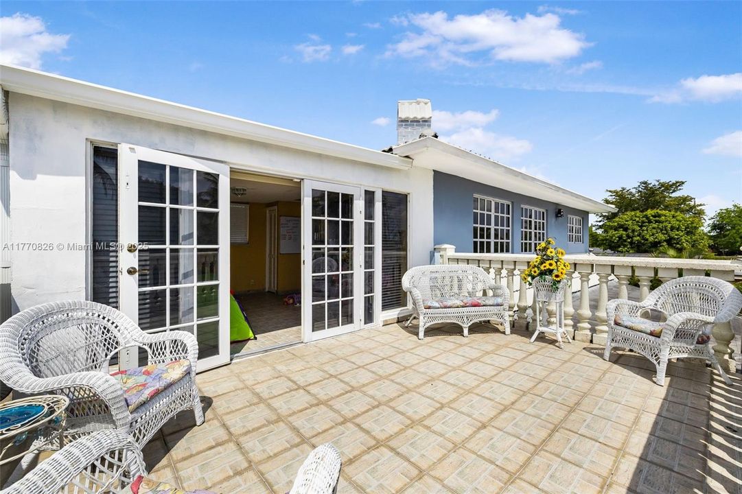 Vendido Recientemente: $879,000 (4 camas, 3 baños, 2997 Pies cuadrados)