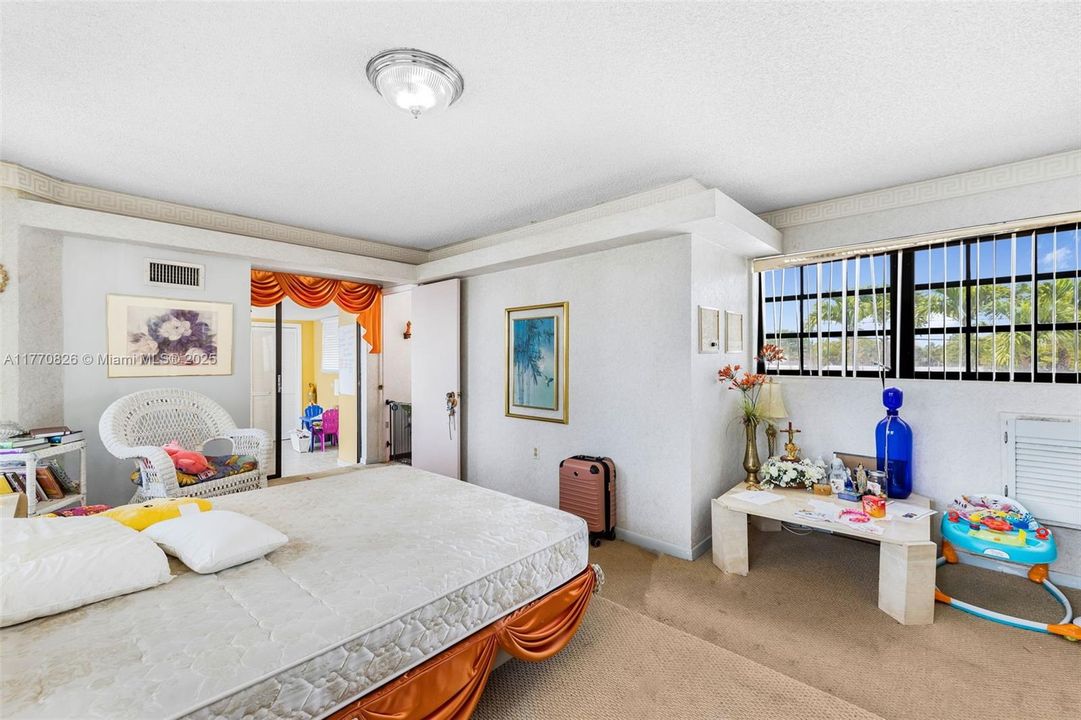 Vendido Recientemente: $879,000 (4 camas, 3 baños, 2997 Pies cuadrados)