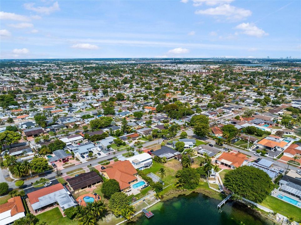 Vendido Recientemente: $879,000 (4 camas, 3 baños, 2997 Pies cuadrados)