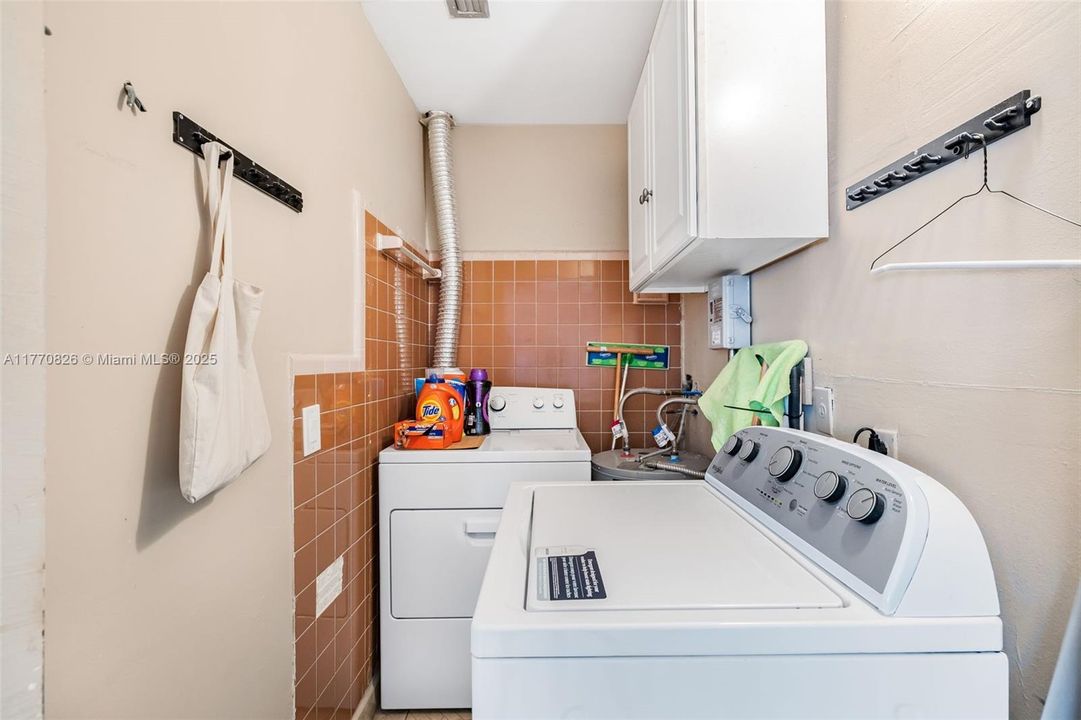 Vendido Recientemente: $879,000 (4 camas, 3 baños, 2997 Pies cuadrados)