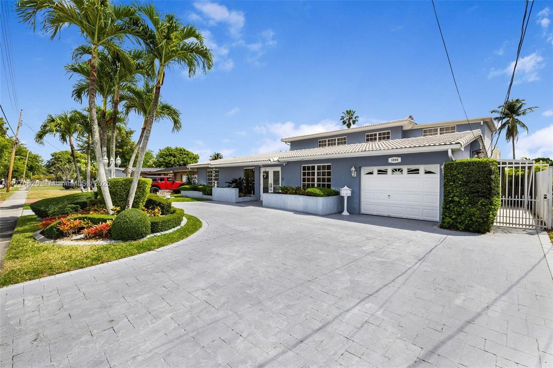 Vendido Recientemente: $879,000 (4 camas, 3 baños, 2997 Pies cuadrados)