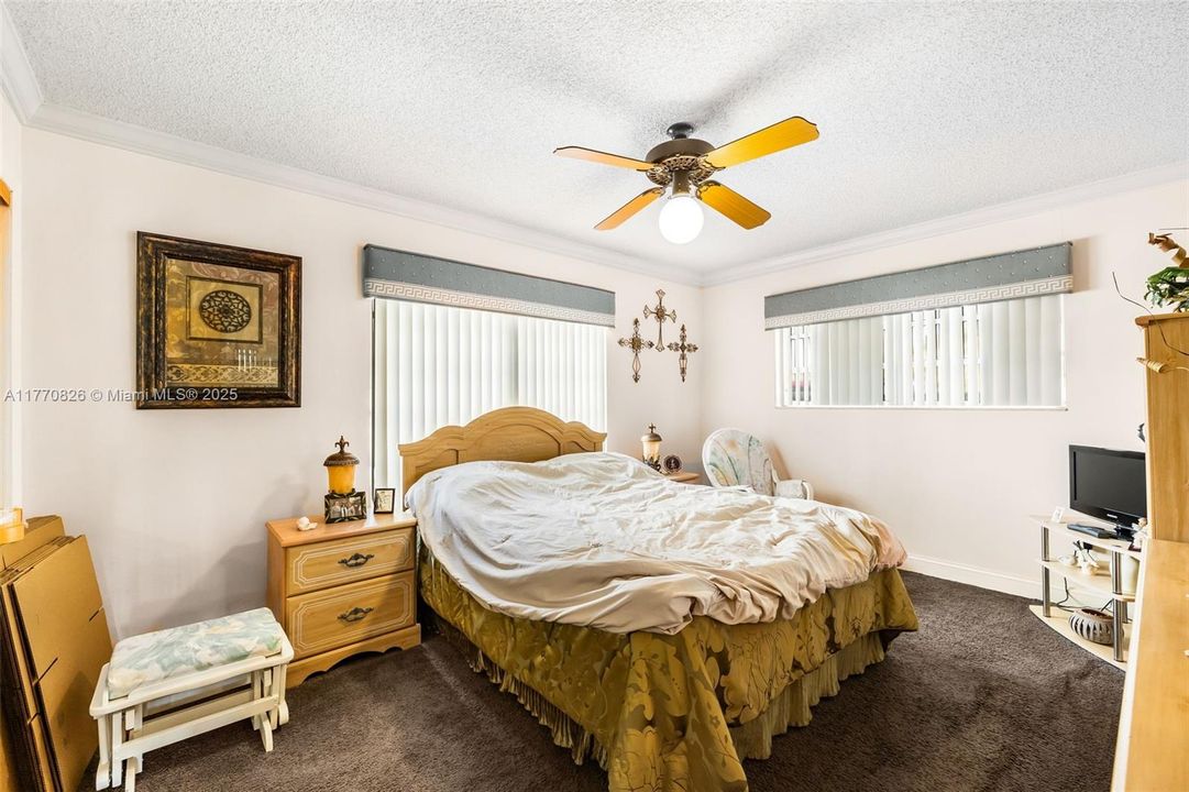 Vendido Recientemente: $879,000 (4 camas, 3 baños, 2997 Pies cuadrados)