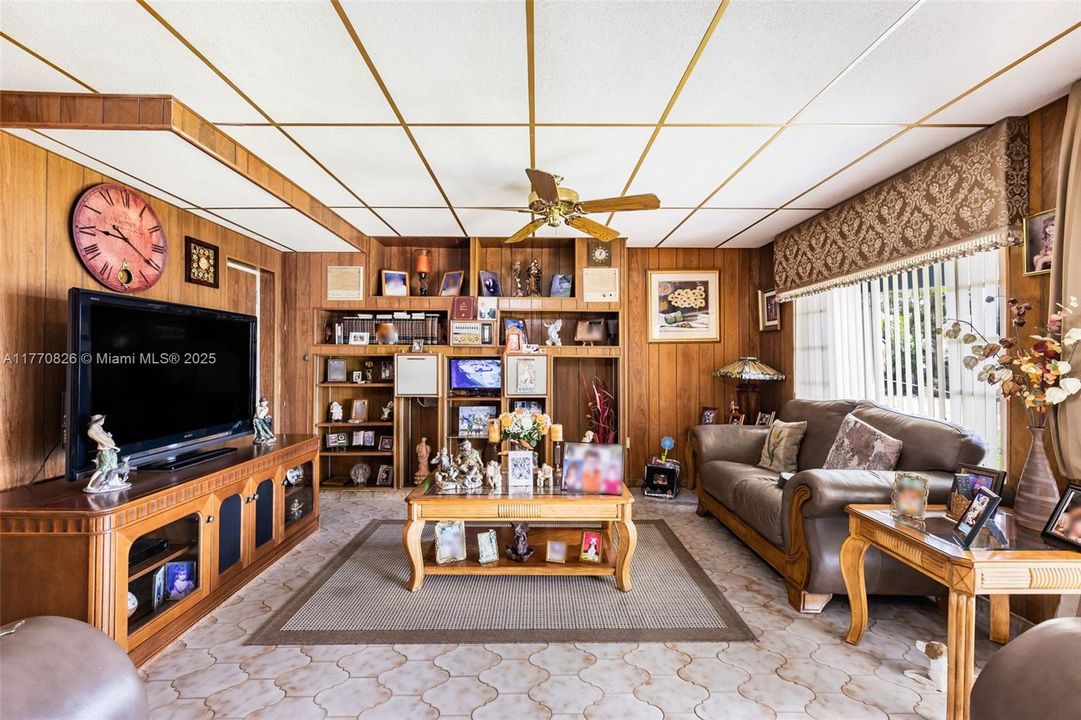 Vendido Recientemente: $879,000 (4 camas, 3 baños, 2997 Pies cuadrados)