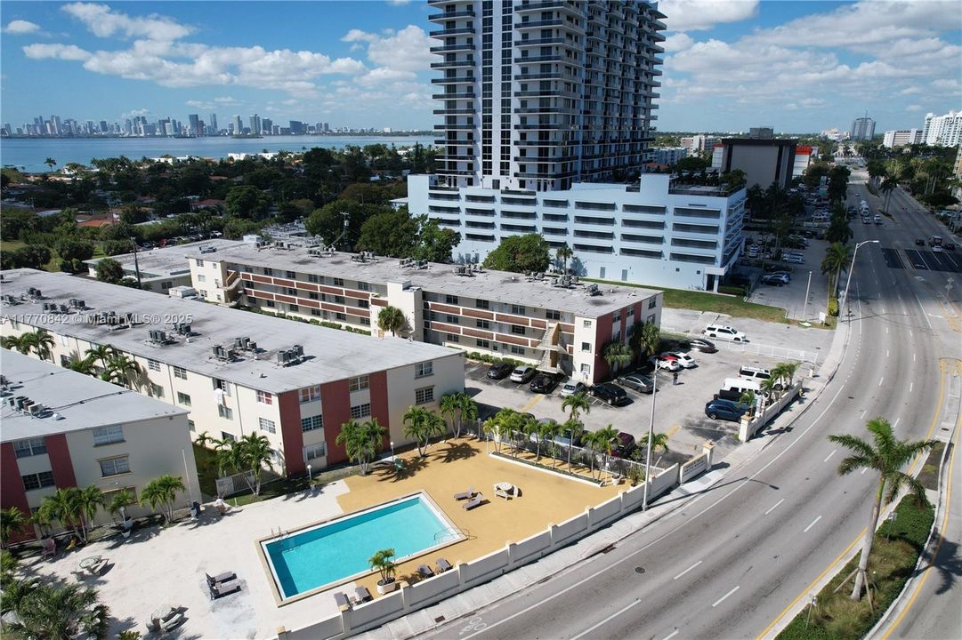 For Sale: $224,900 (1 beds, 1 baths, 705 Square Feet)