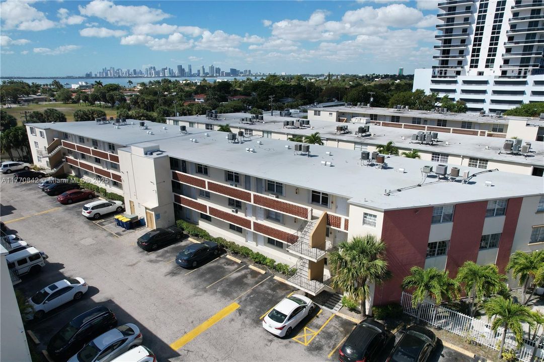 For Sale: $224,900 (1 beds, 1 baths, 705 Square Feet)