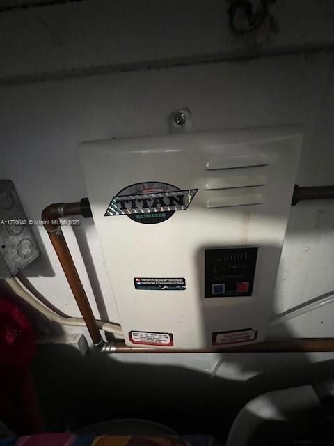 For Sale: $224,900 (1 beds, 1 baths, 705 Square Feet)