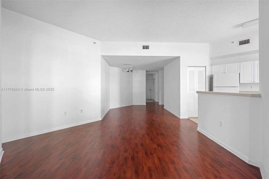 最近租的: $2,500 (2 贝兹, 2 浴室, 1083 平方英尺)