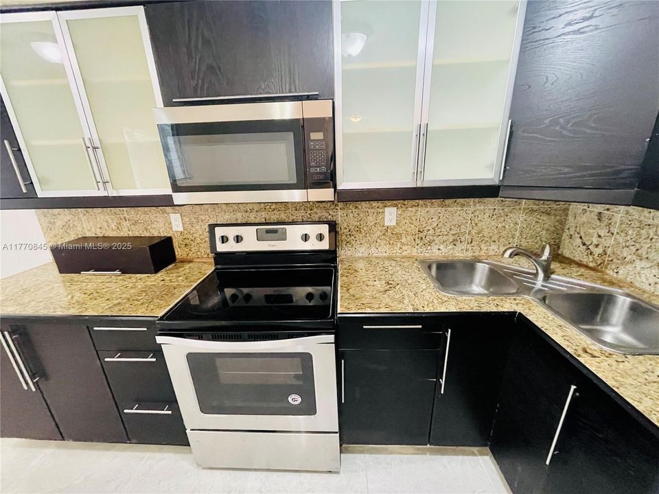 На продажу: $159,900 (0 спален, 1 ванн, 394 Квадратных фут)