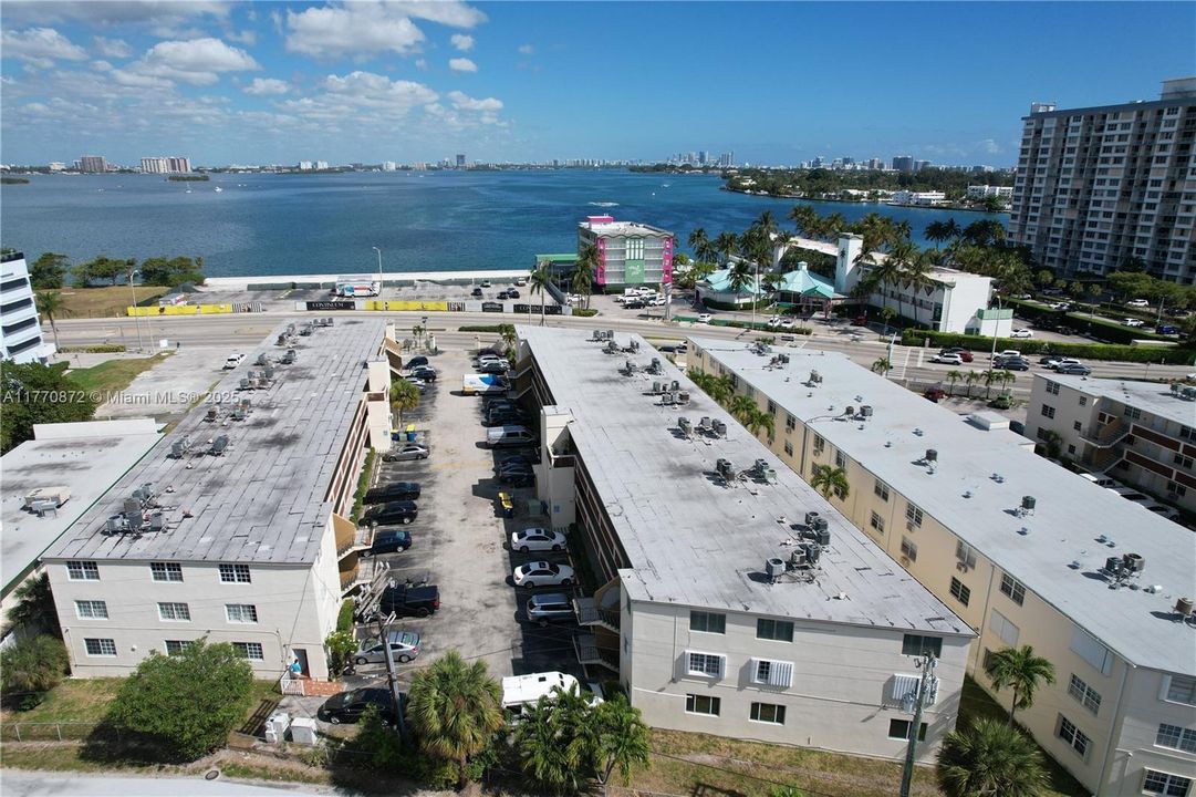 For Sale: $224,900 (1 beds, 1 baths, 695 Square Feet)