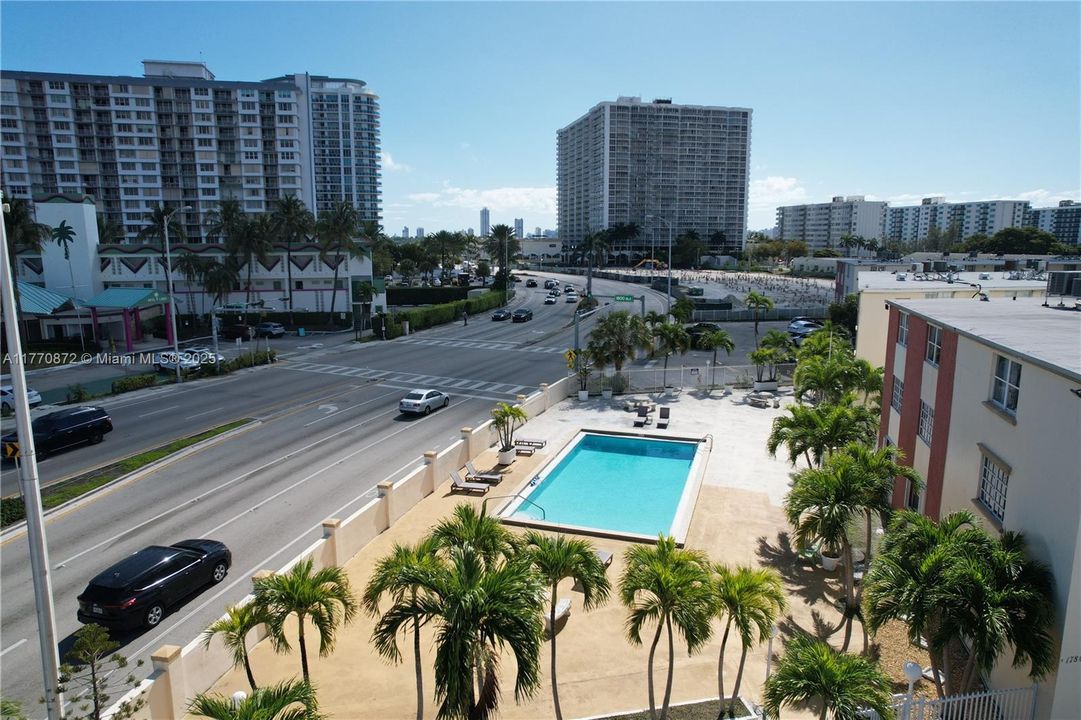 For Sale: $224,900 (1 beds, 1 baths, 695 Square Feet)