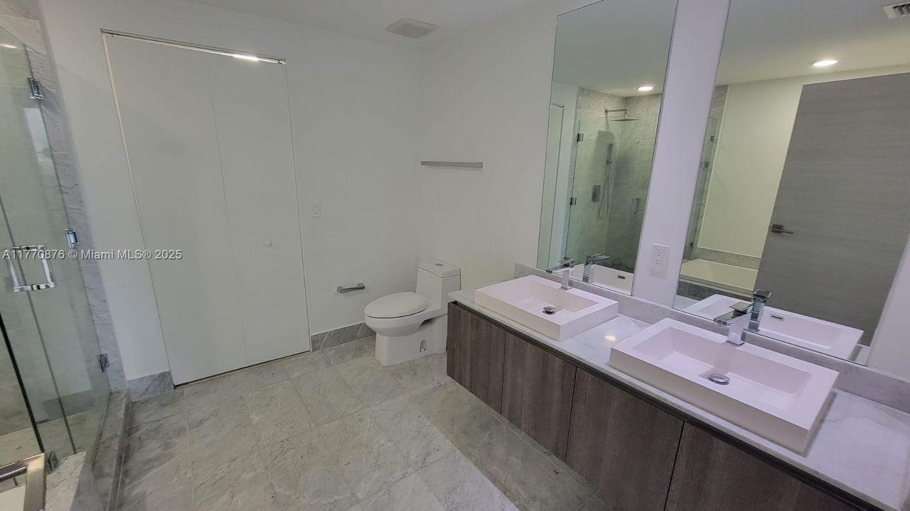 For Sale: $649,000 (1 beds, 2 baths, 849 Square Feet)