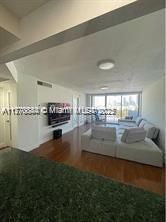 Recently Rented: $1,900 (1 beds, 1 baths, 828 Square Feet)