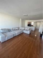 Recently Rented: $1,900 (1 beds, 1 baths, 828 Square Feet)