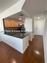 Recently Rented: $1,900 (1 beds, 1 baths, 828 Square Feet)
