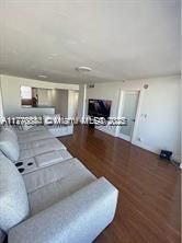 Recently Rented: $1,900 (1 beds, 1 baths, 828 Square Feet)