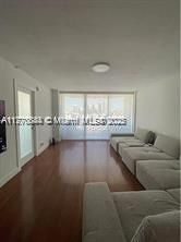 Recently Rented: $1,900 (1 beds, 1 baths, 828 Square Feet)